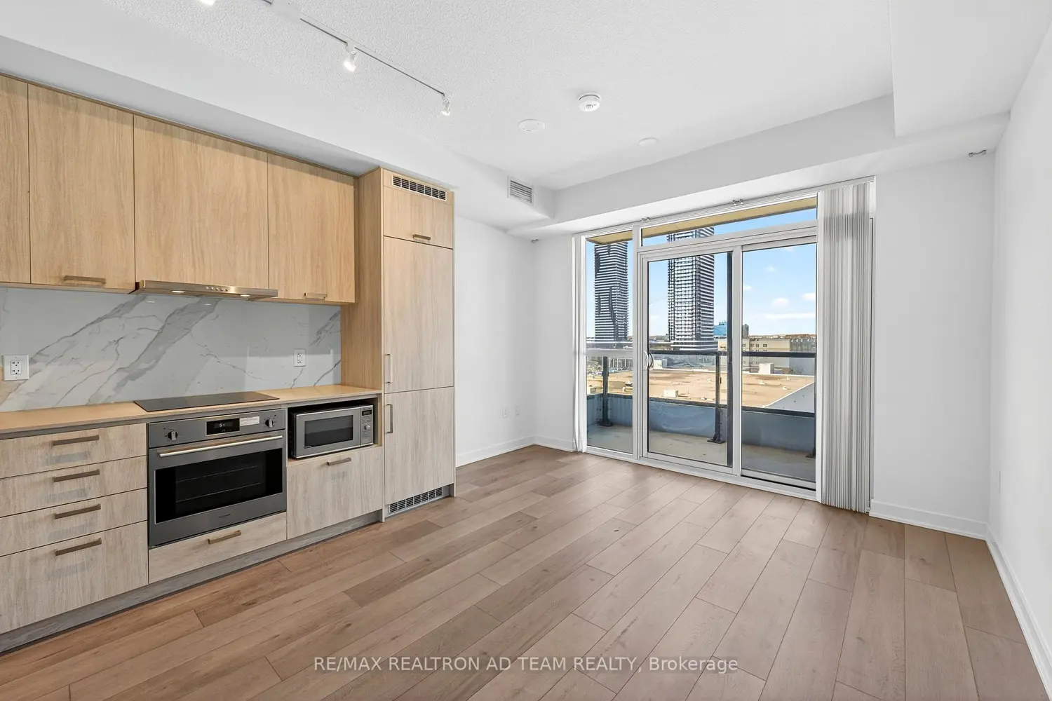 Additional image 6 of 10 Honeycrisp Crescent 717