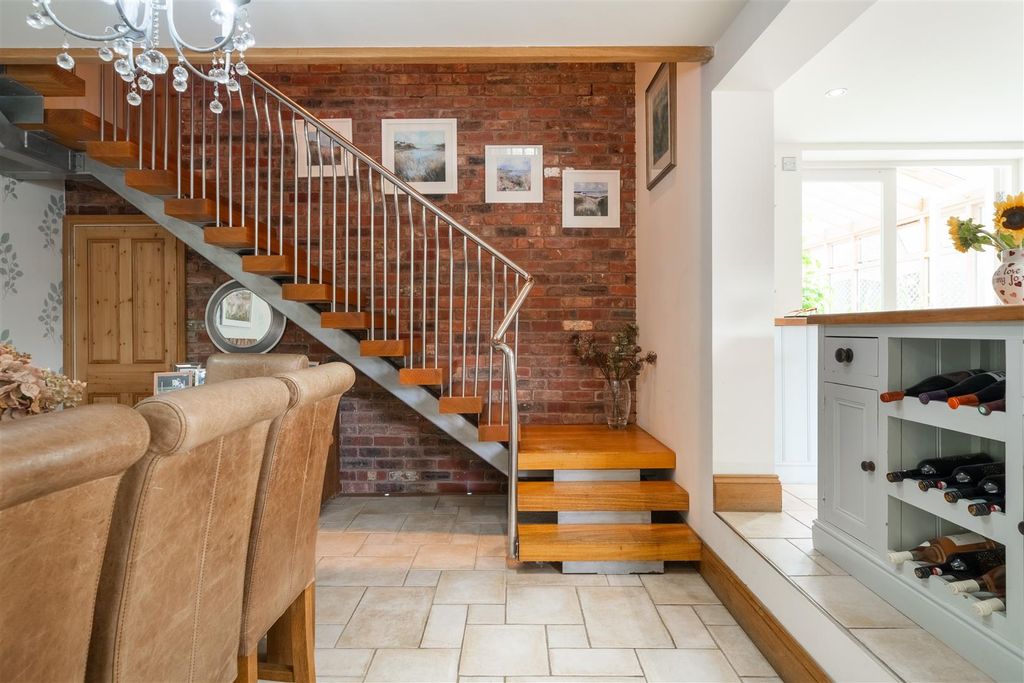 5 bed detached house for saleYew Tree Farm, Walton Back Lane, Walton, Chesterfield S42 photo 4