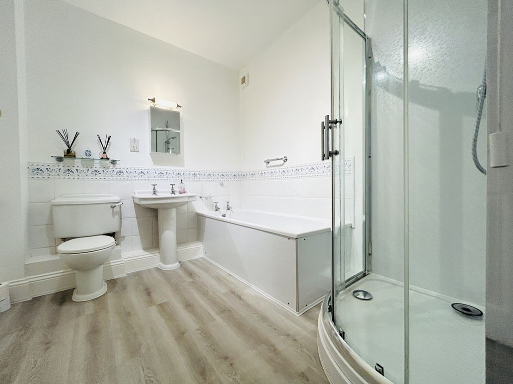 4 bed flat for saleGilesgate, Durham, County Durham DH1 photo 5