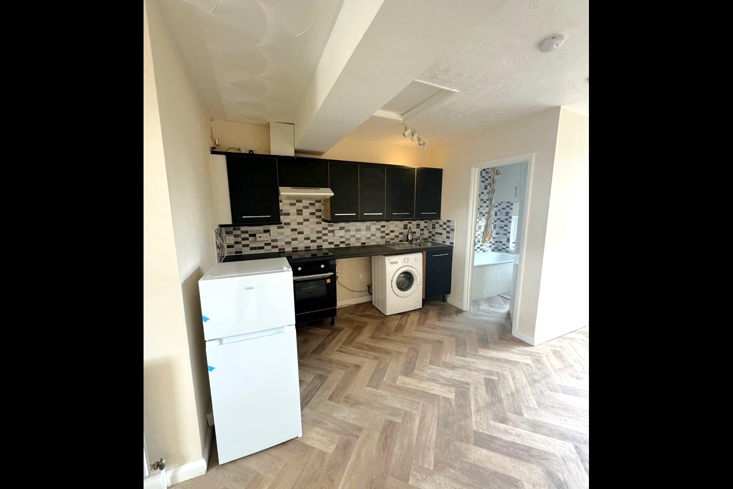 Additional image 7 of 2 Bed Flat, Commercial Road, E1, N1 7GU