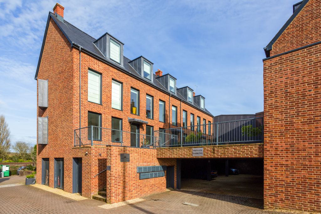Additional image 10 of 2 bed flat for saleBewick Mews, Hungerford RG17