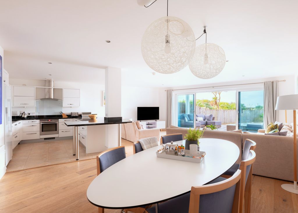 3 bed flat for saleTrebetherick PL27 photo 4