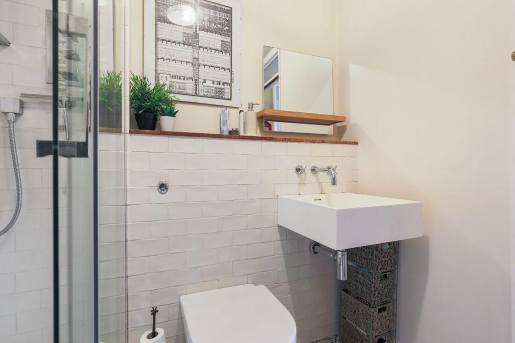 Additional image 4 of 2 Bed Flat, Sunningdale Close, SE16, N1 7GU