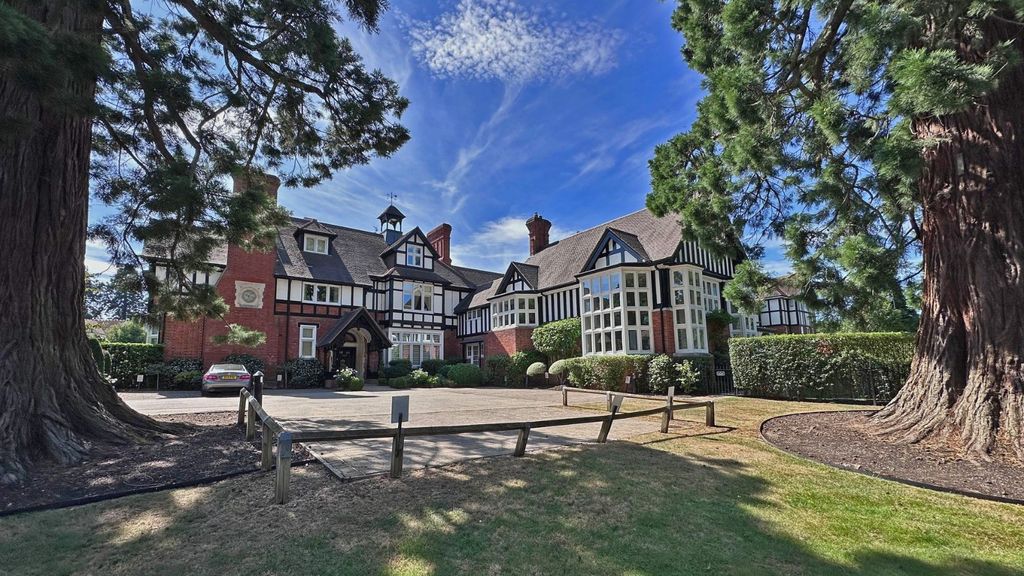 3 bed flat for saleQueen Elizabeth Crescent, Beaconsfield HP9