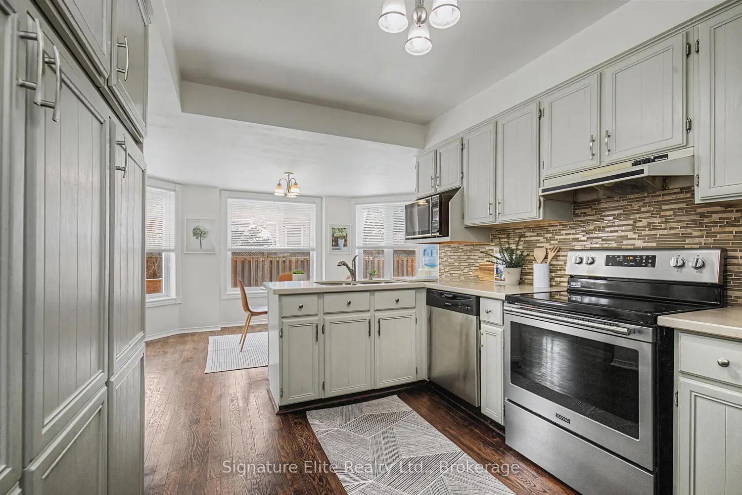 1022 Moorelands Crescent photo 5