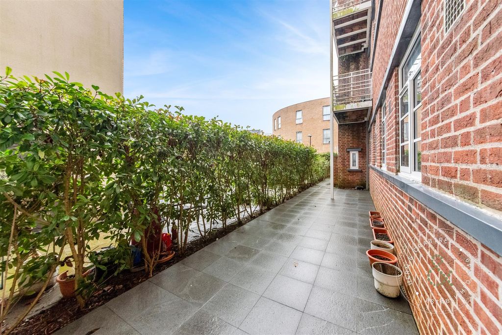 2 bed flat for saleRomilly Crescent, Pontcanna, Cardiff CF11 photo 3