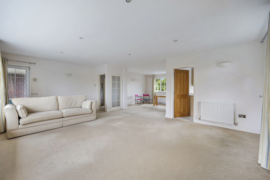 Additional image 5 of 3 bed flat for saleLindow Court, Kings Road, Wilmslow SK9