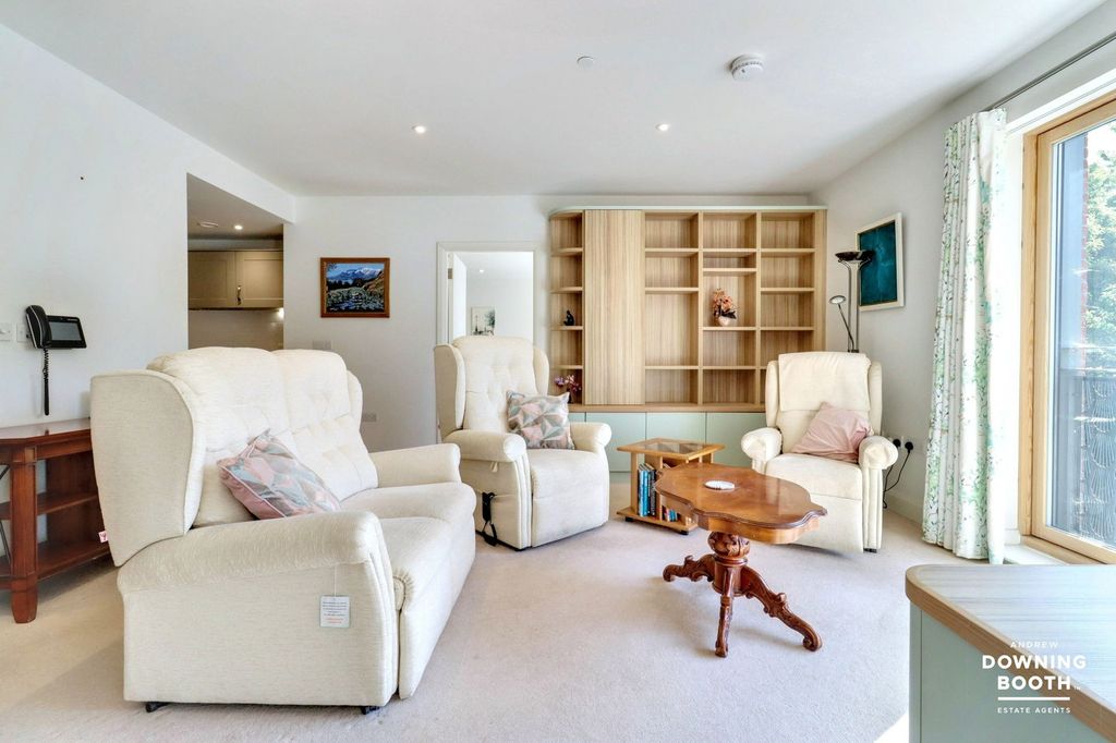 2 bed flat for saleMonks Close, Lichfield WS13 photo 3