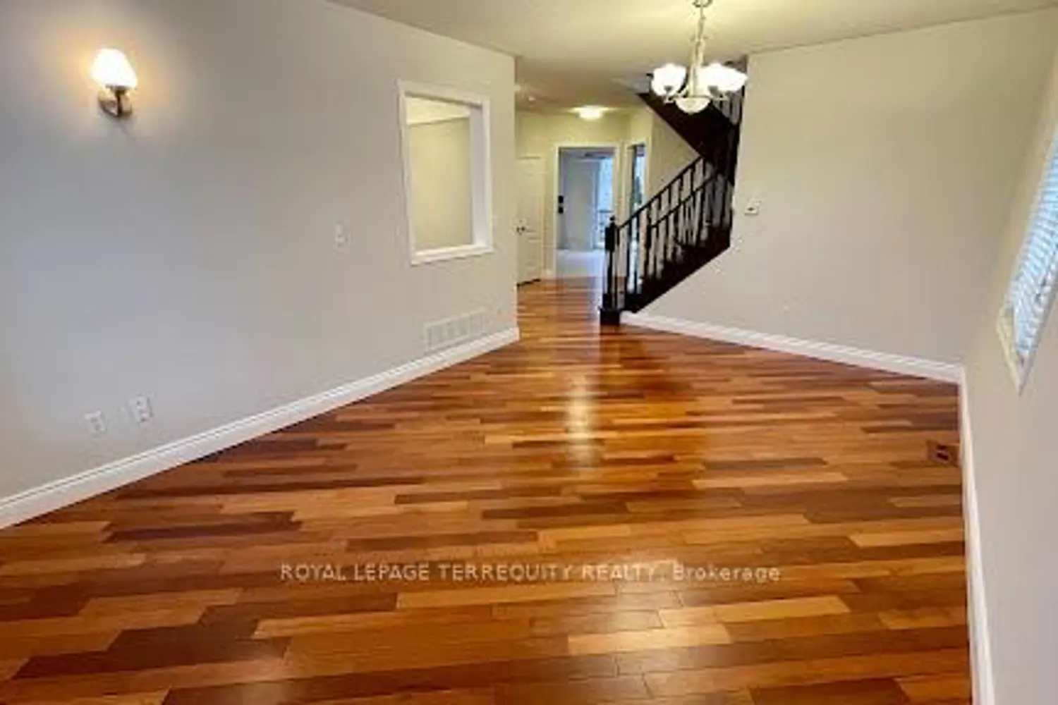 2089 Blackforest Crescent photo 3
