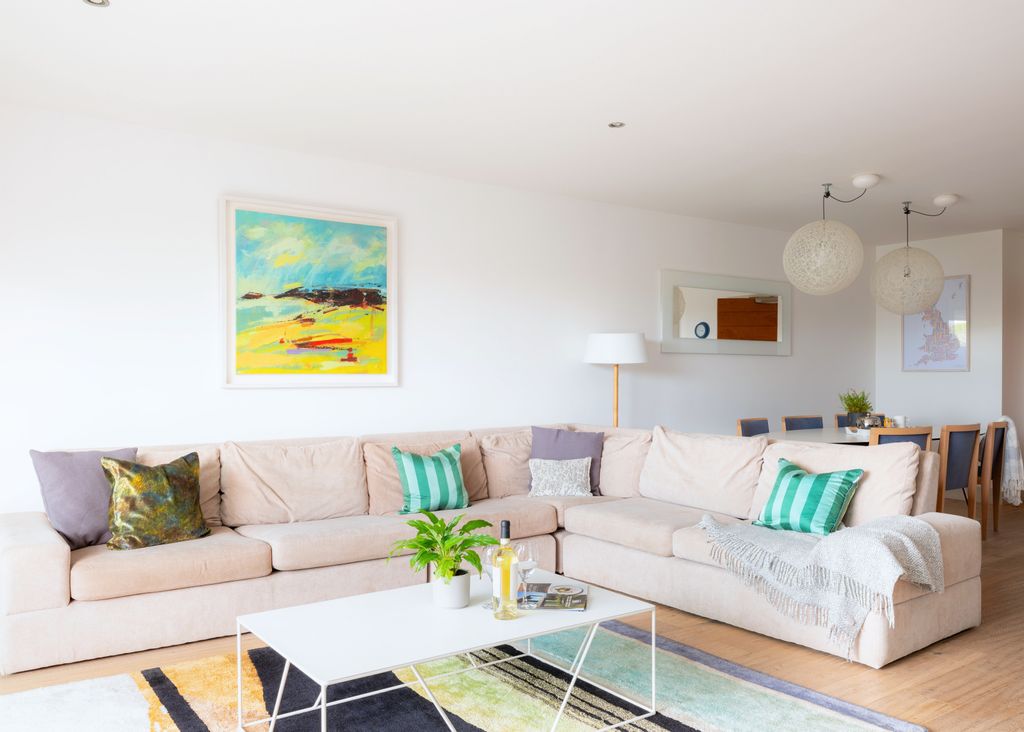 3 bed flat for saleTrebetherick PL27 photo 5