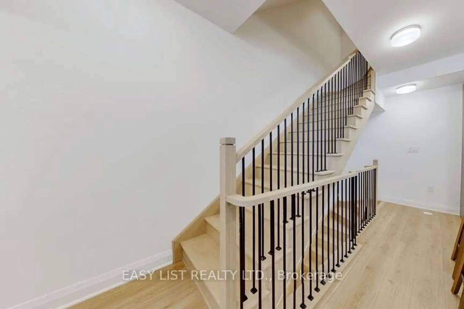 150 Alton Crescent photo 4