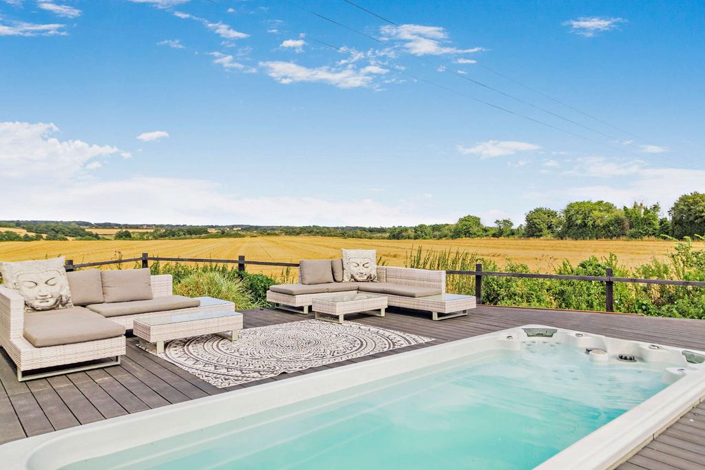 6 bed barn conversion for saleLamberts Lane, Rushmere St. Andrew, Ipswich, Suffolk IP5 photo 4