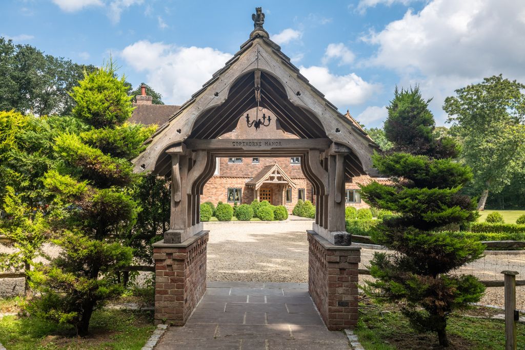 7 bed detached house for saleCopthorne Common, Copthorne RH10 photo 2