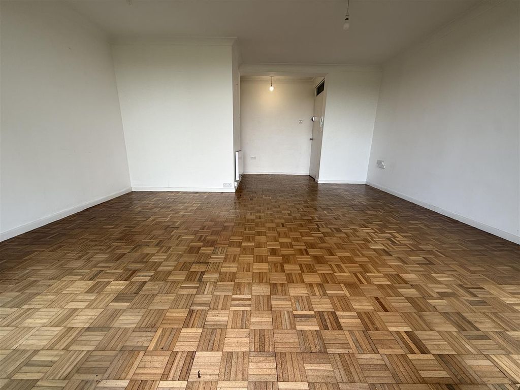 2 bed flat for saleThe Mount, Cardiff Road, Llandaff CF5 photo 4