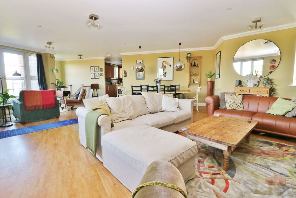 Additional image 8 of 3 bed flat for saleBotley Road, West End SO30