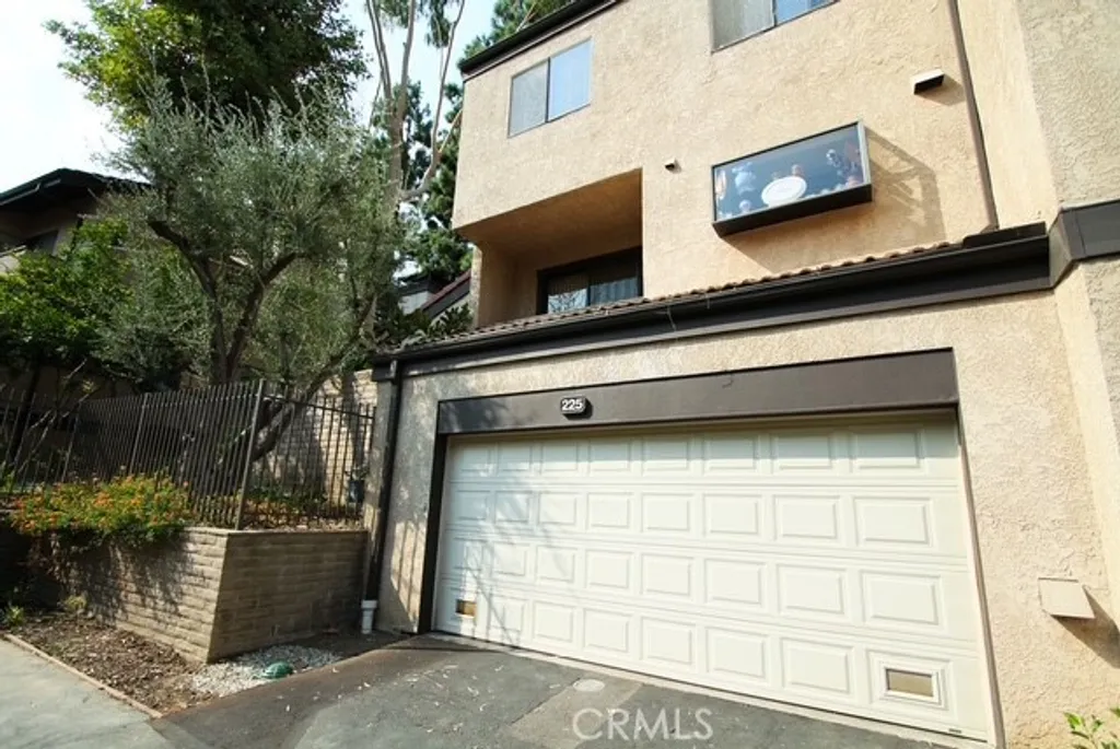 21820 Marylee Street Unit 225, Woodland Hills, CA 91367