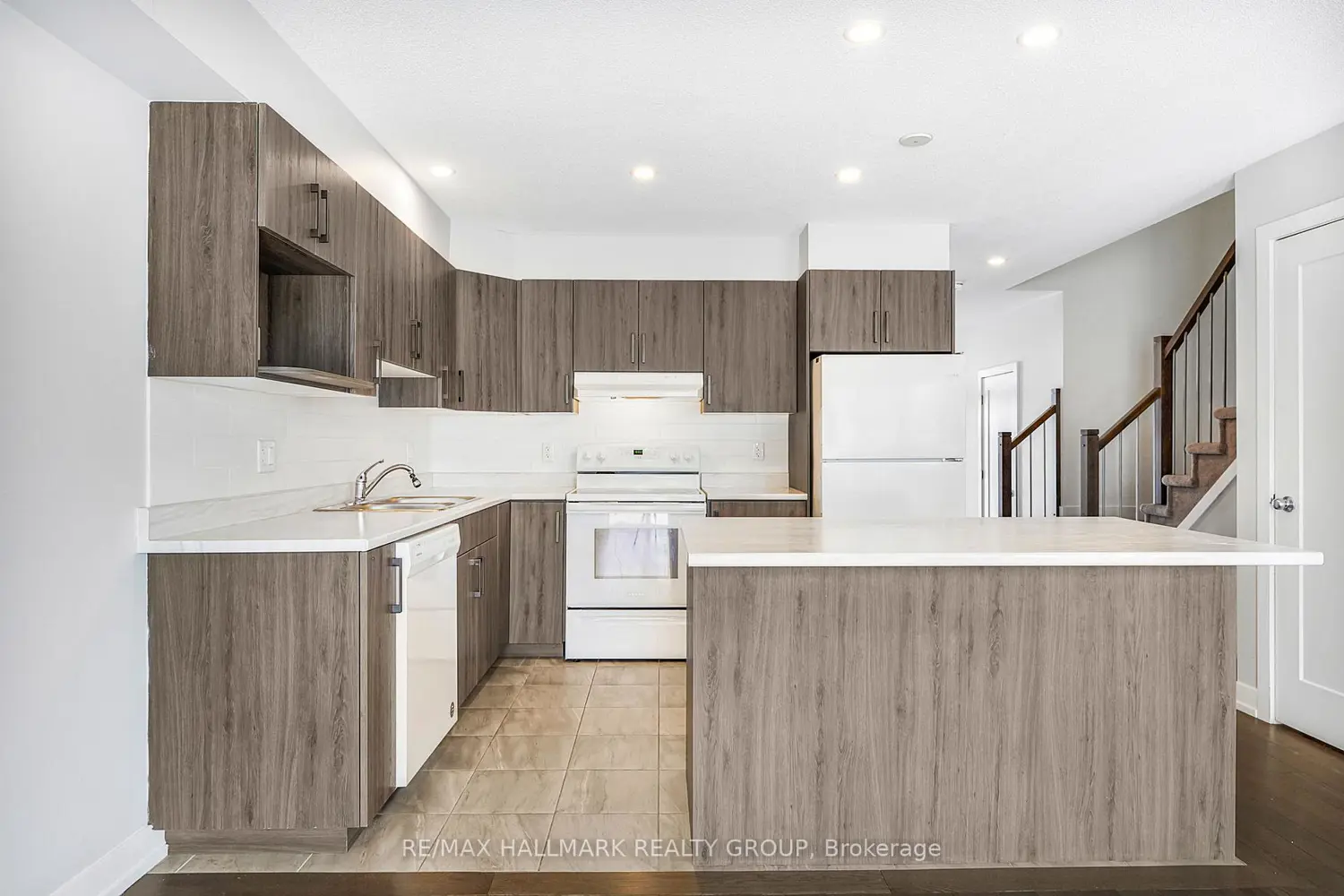 Additional image 4 of 877 Platinum Street