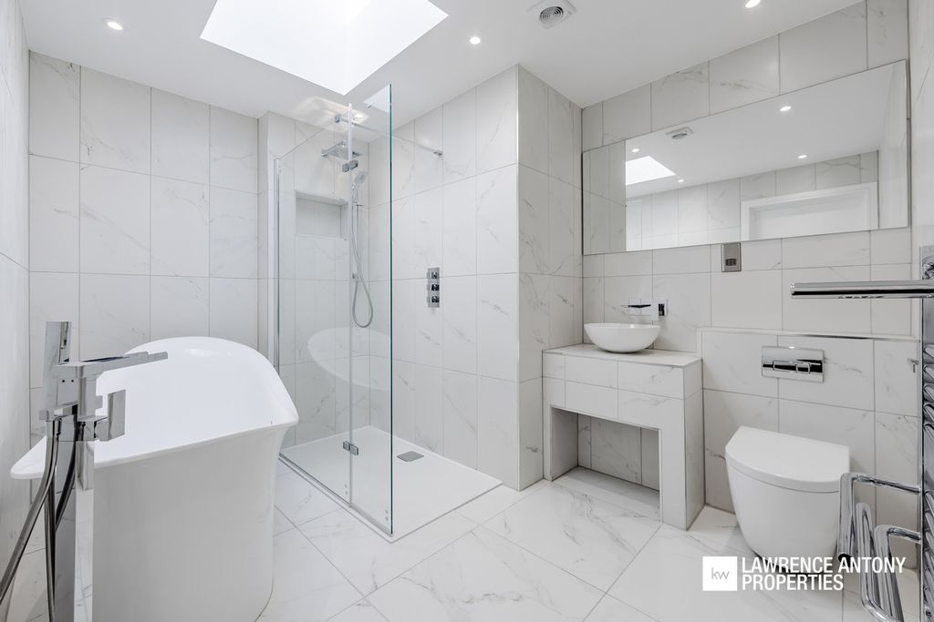 Additional image 9 of 2 bed penthouse for saleGrand Parade, Leigh-On-Sea SS9