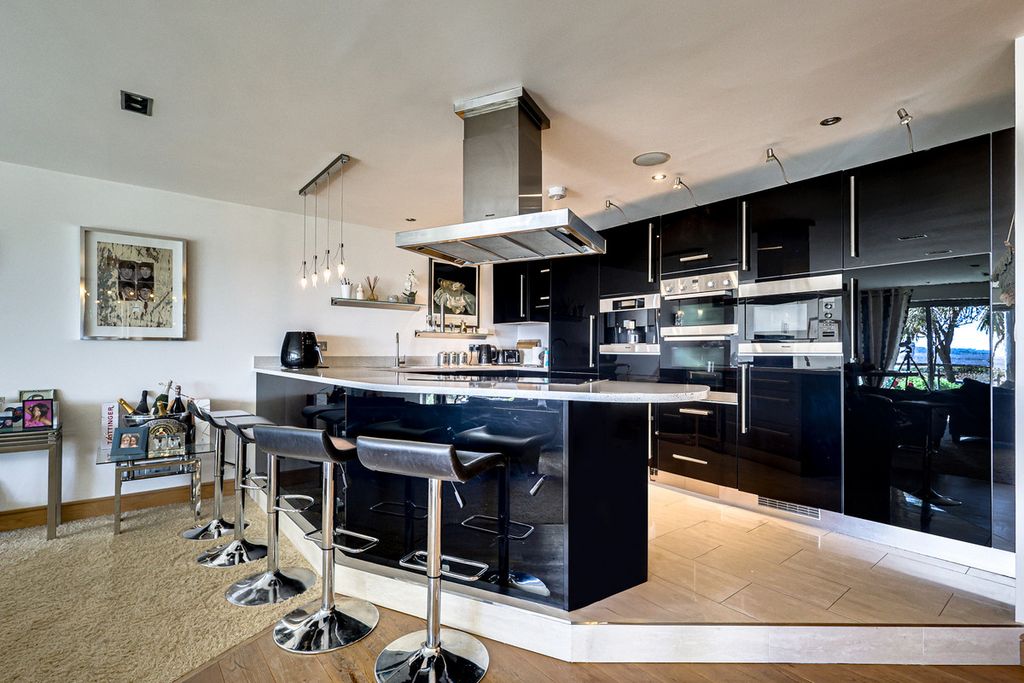 Additional image 8 of 2 bed flat for saleChalkwell Esplanade, Chalkwell SS0