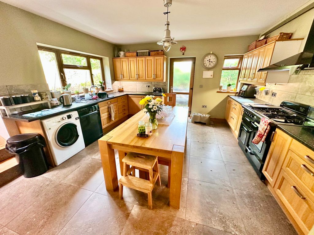 5 bed detached house for saleTy Cwtch, Stoney Road NP4 photo 3