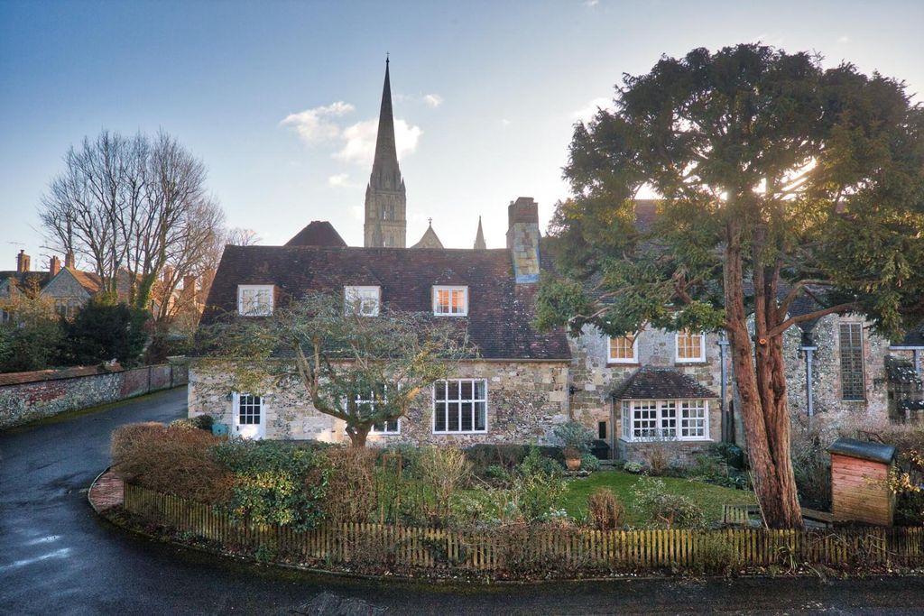2 bed flat for saleThe Close, Salisbury SP1