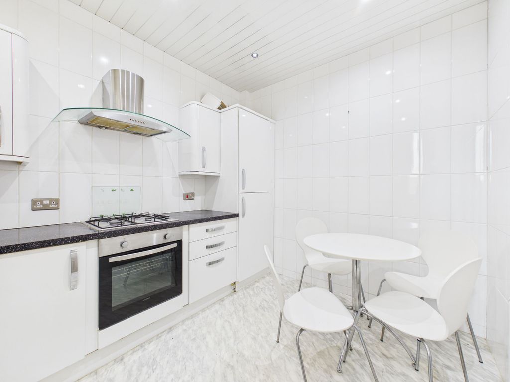 3 bed flat for salePortland Park, Hamilton ML3 photo 5