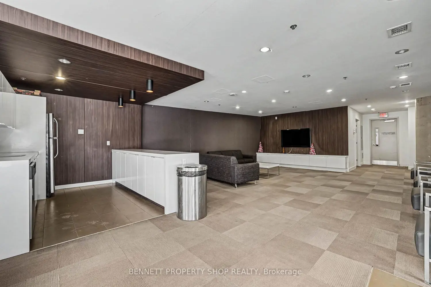 360 Mcleod Street 811 photo 3