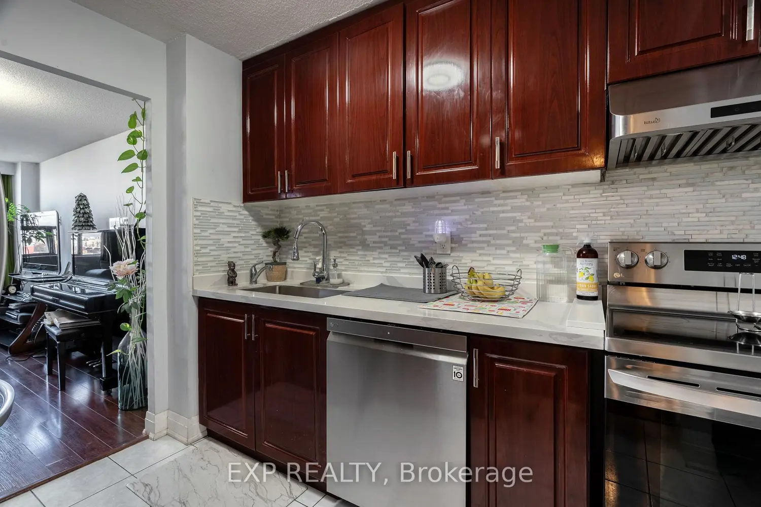 45 Sunrise Avenue 714 photo 4