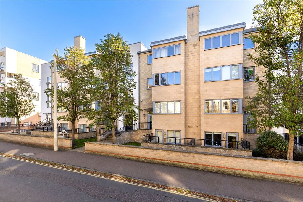 2 bed flat for saleFitzwilliam Road, Cambridge, Cambridgeshire CB2