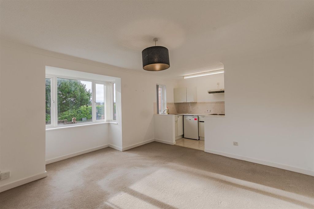 2 bed flat for salePark Road, Barry CF62 photo 4