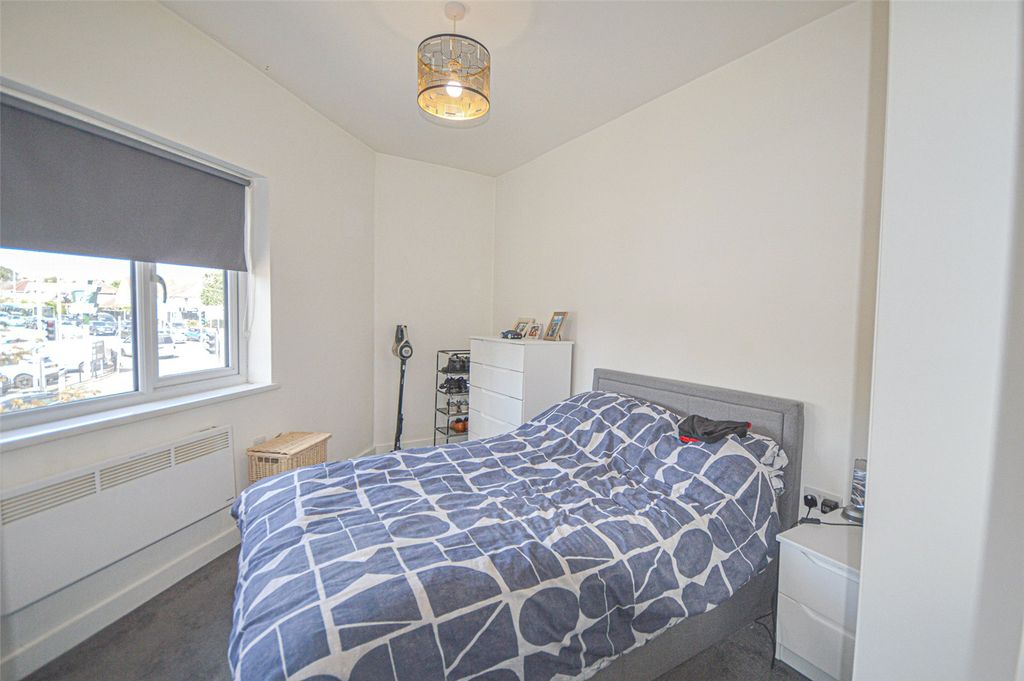 1 bed flat for saleCricklade Road, Swindon SN2 photo 5