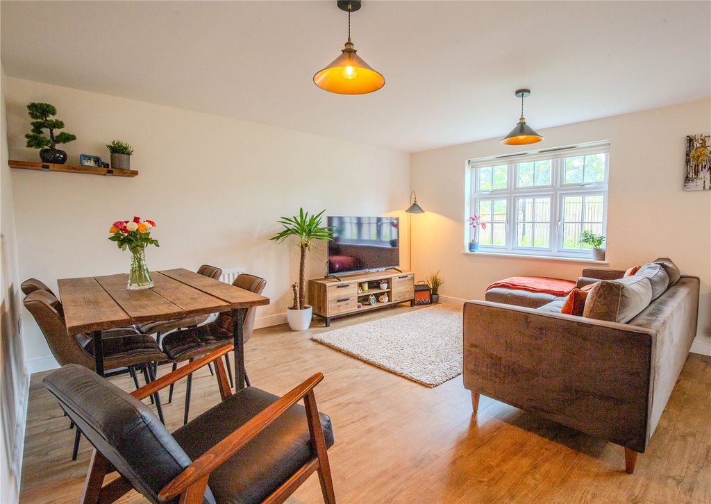 2 bed flat for saleAlexander Road, Frenchay, Bristol BS16