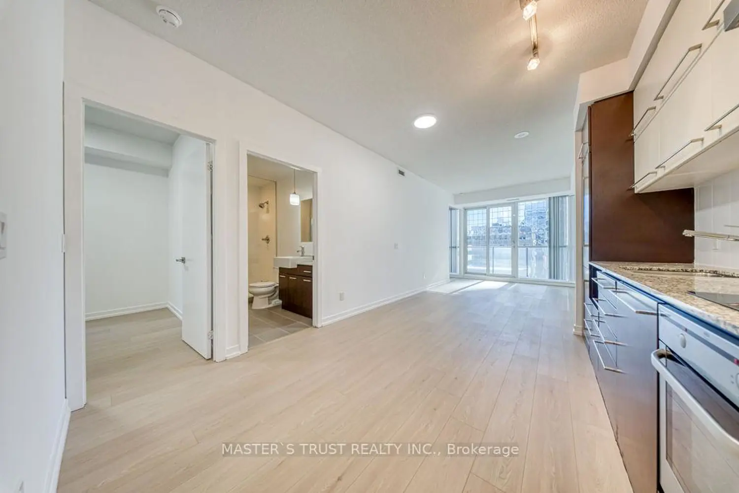 Additional image 5 of 770 Bay Street 1002