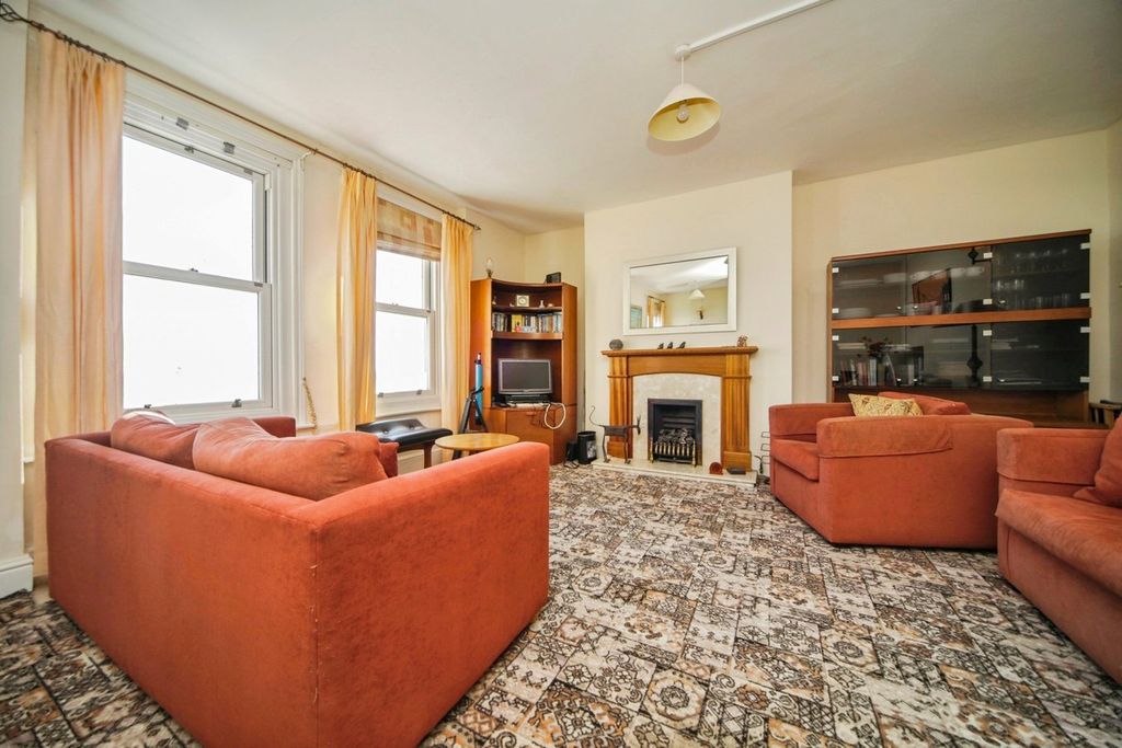 1 bed flat for saleCrag Path, Aldeburgh IP15 photo 3