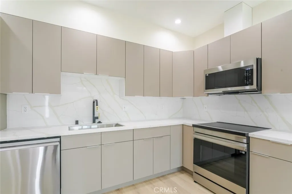 Additional image 24 of 11120 Emelita Street, North Hollywood, CA 91601