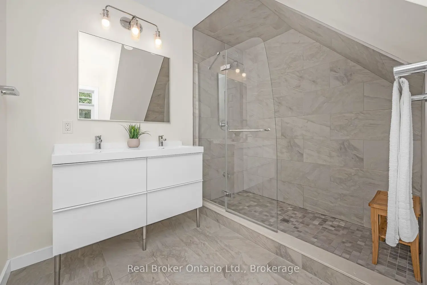 Additional image 13 of 285 Surrey Drive