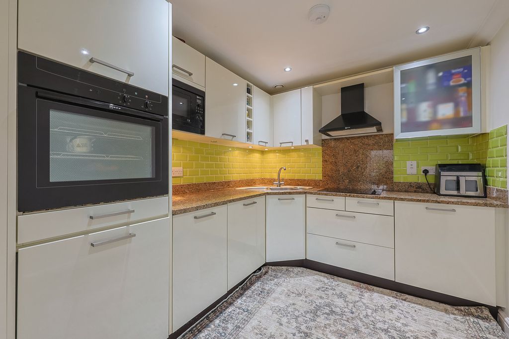Additional image 3 of 2 bed flat for saleWest Hill, Oxted RH8