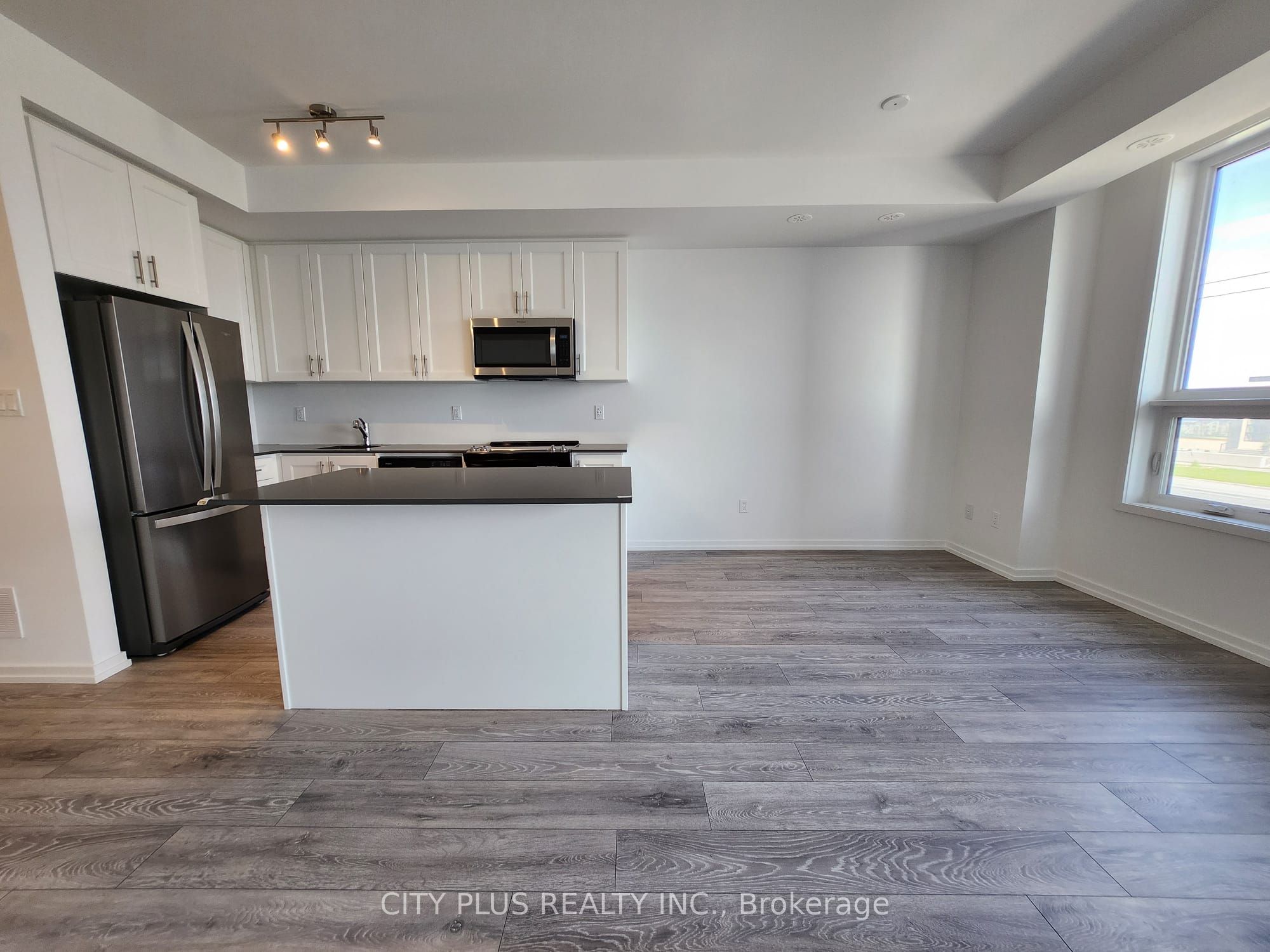 Additional image 4 of 11-14 Lytham Green Circle, Newmarket, ON, L3Y 0C7