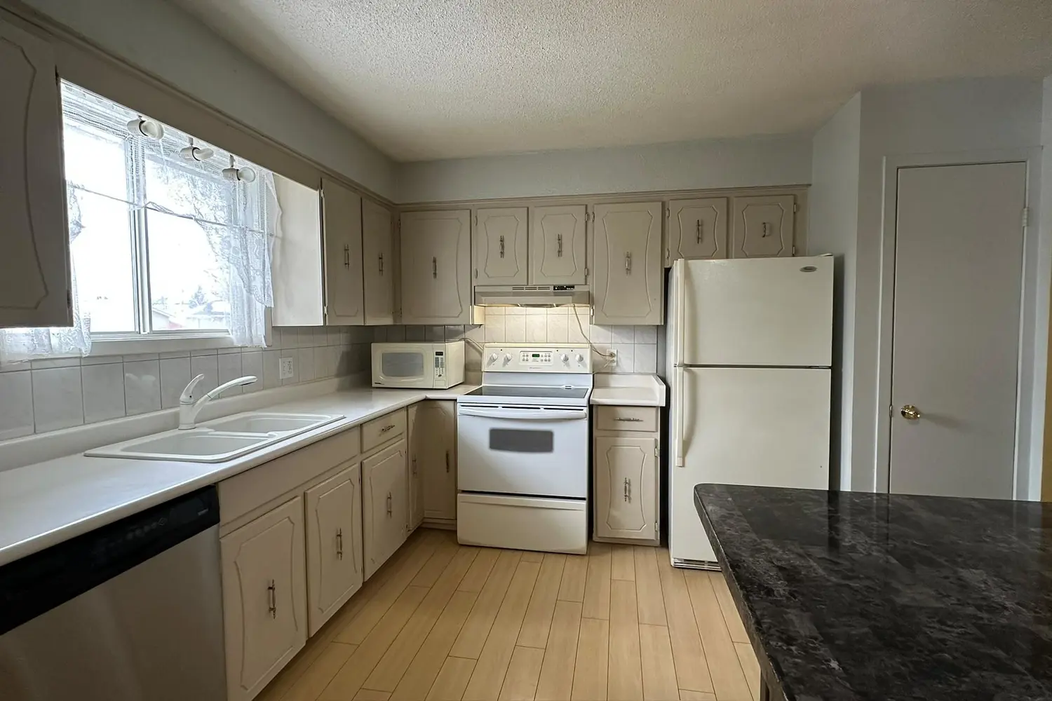 4016 Dishaw Street photo 3