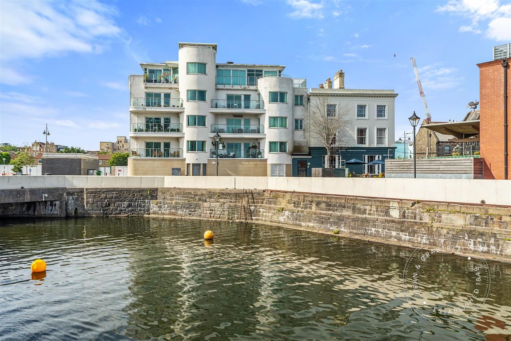 2 bed flat for saleHarbour Point, Cardiff Bay, Cardiff CF10
