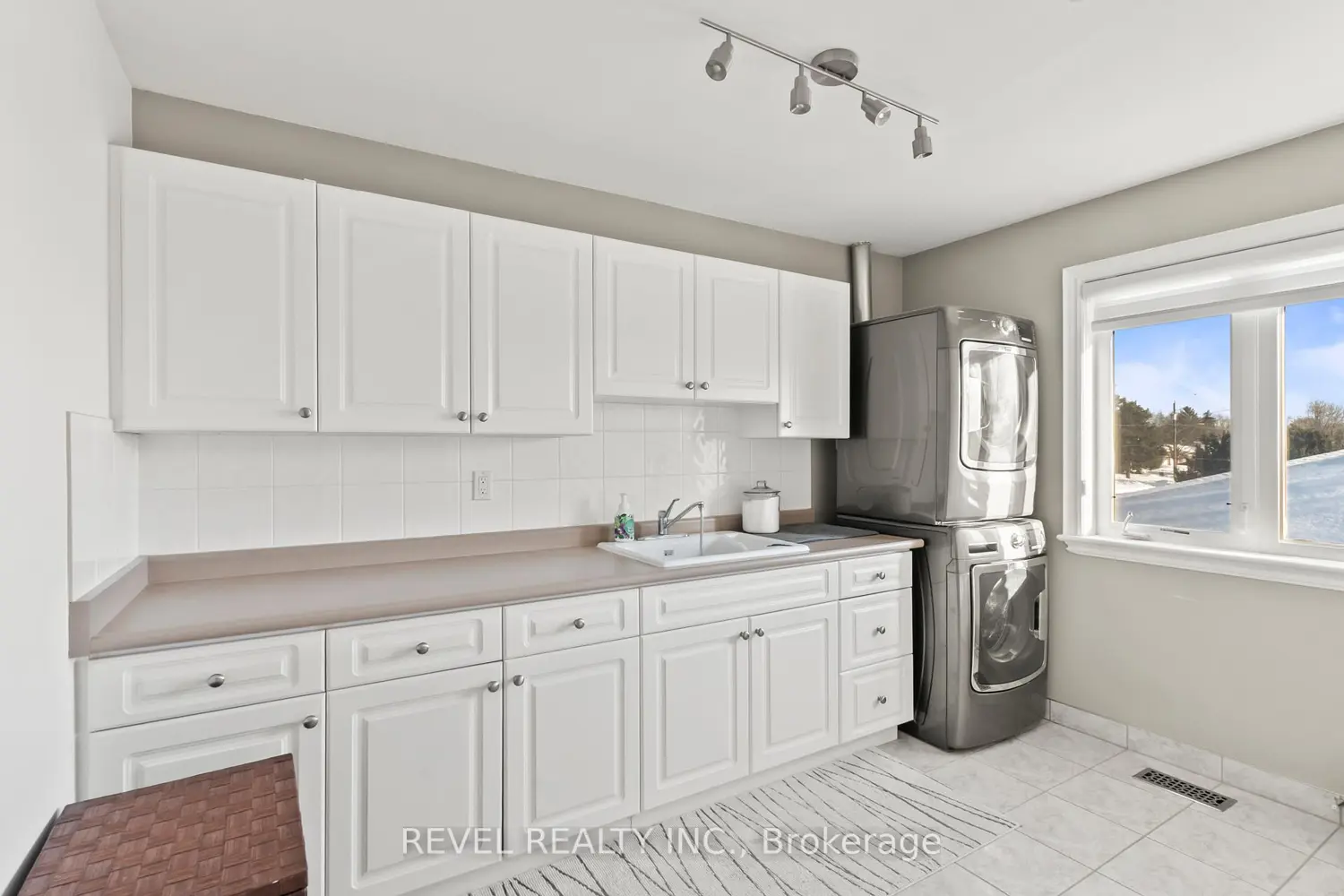 Additional image 15 of 70 Applewood Crescent