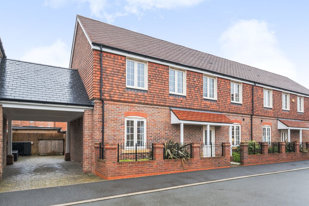 3 bed semi-detached house for saleUttley Lane, Beaconsfield HP9