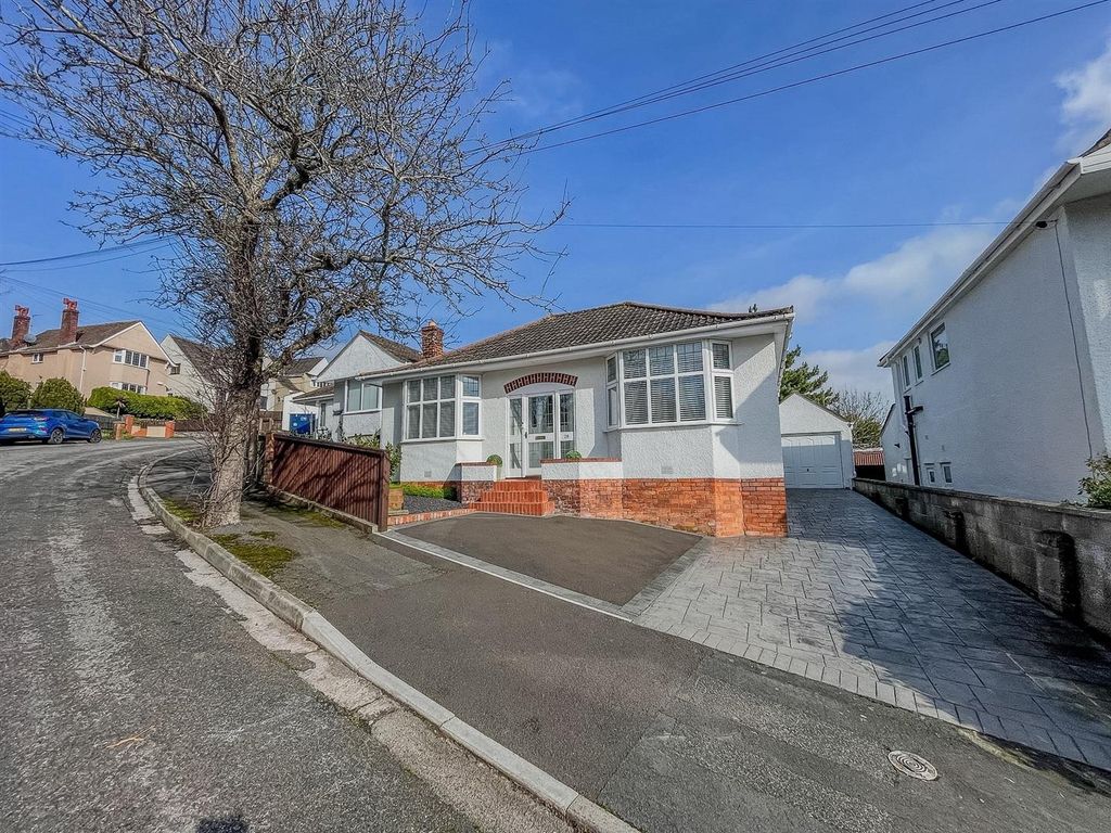 2 bed detached bungalow for saleFarm Road, Weston-Super-Mare BS22