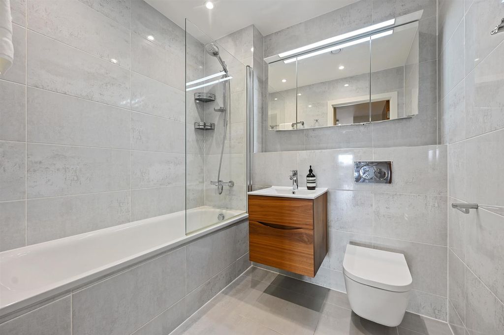 Additional image 11 of 2 bed flat for saleStation Road, Gerrards Cross SL9