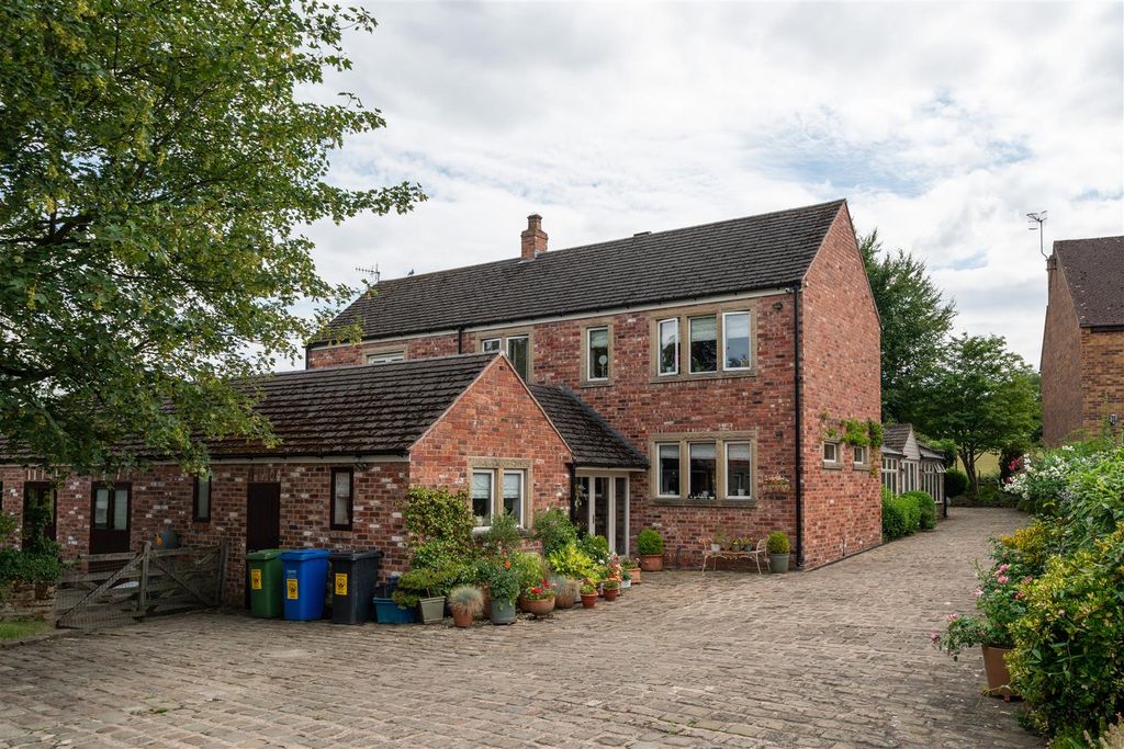 5 bed detached house for saleYew Tree Farm, Walton Back Lane, Walton, Chesterfield S42 photo 3