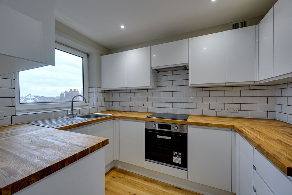 Additional image 7 of 2 bed flat for saleWolsey Court, Felixstowe IP11