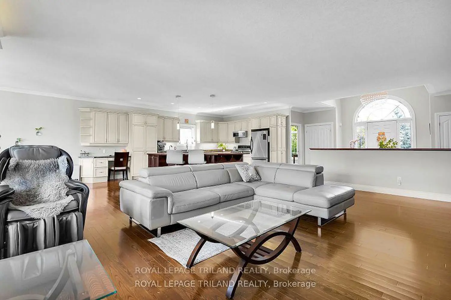 7119 Clayton Walk photo 2