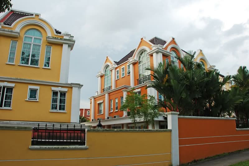 Additional image 26 of Burgundy Crescent