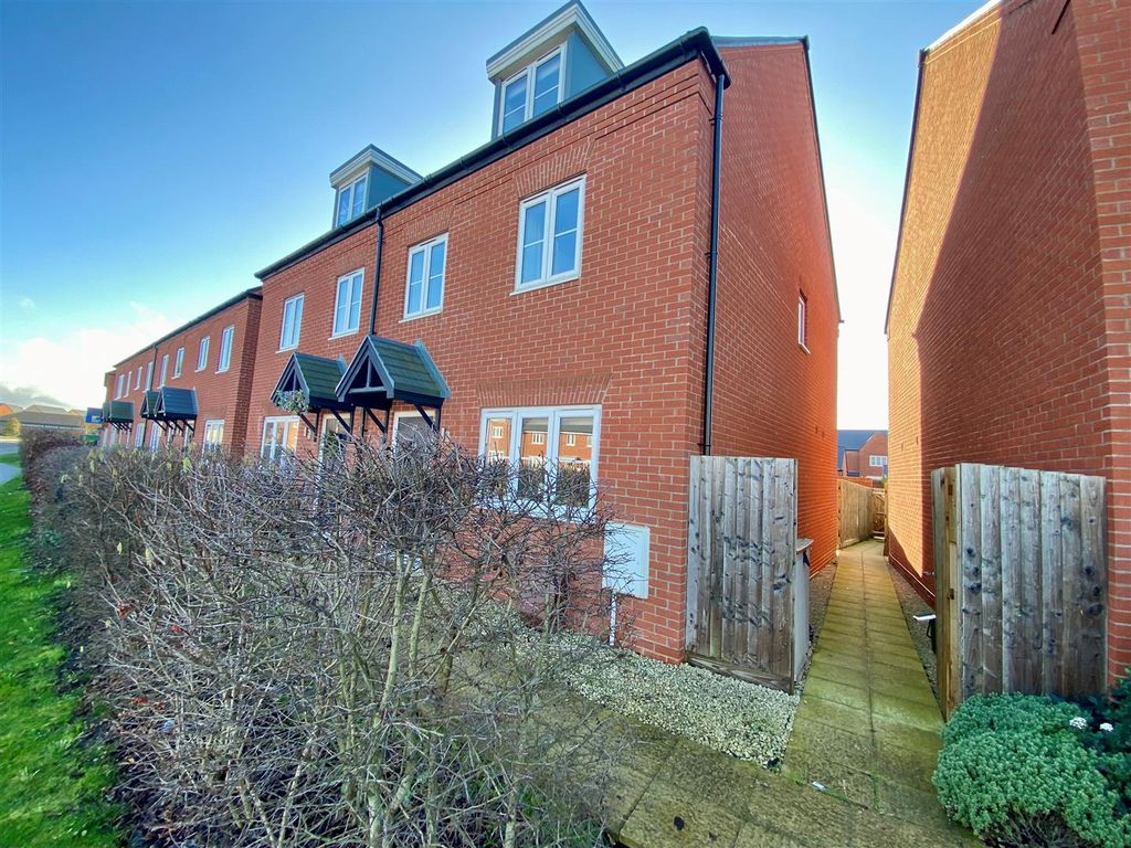 3 bed semi-detached house for saleLeighton Close, Twigworth GL2