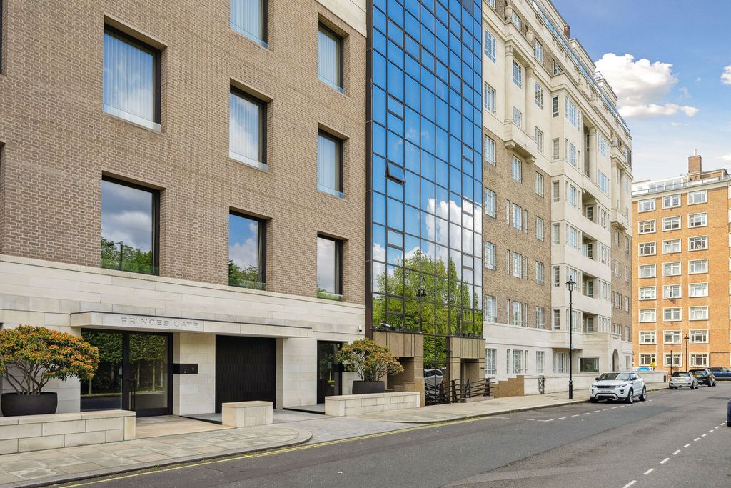 4 bed flat for salePrinces Gate, Knightsbridge SW7 photo 2